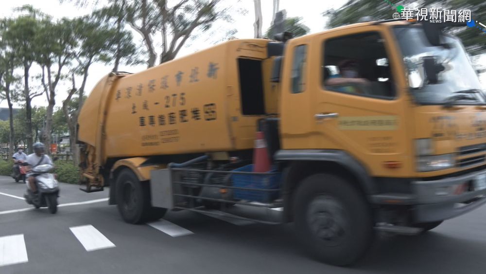 新北中和死亡車禍! 騎士撞垃圾車不治