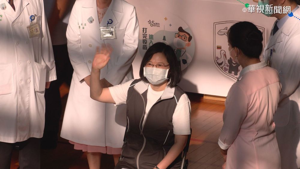 蔡英文帶頭打高端 秀｢小黃卡｣比ok