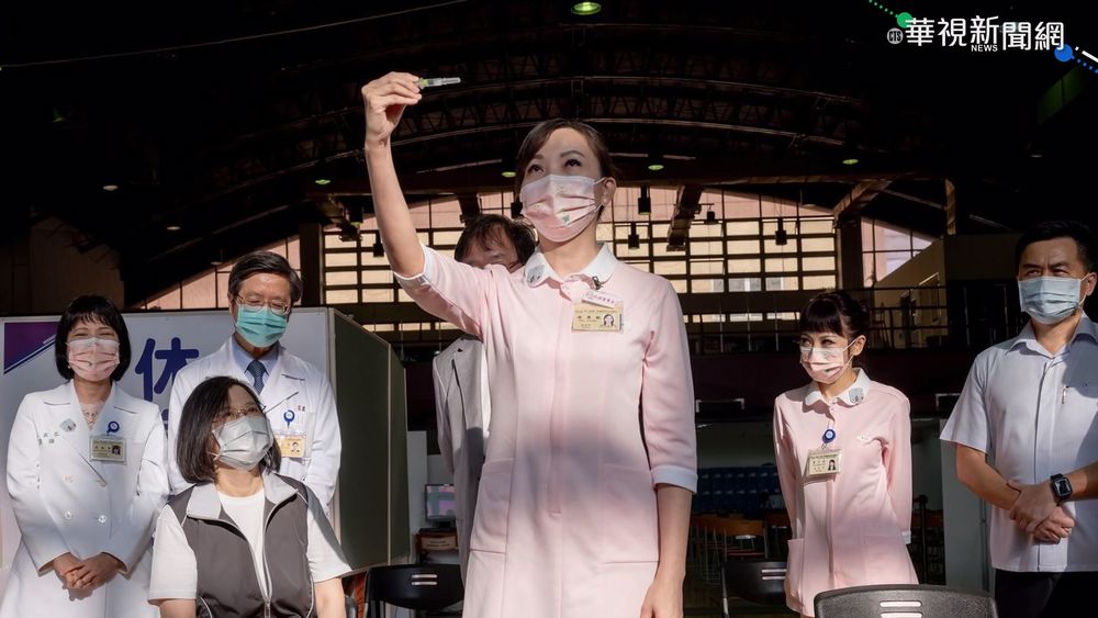 替總統接種 護理師高舉疫苗動作暴紅