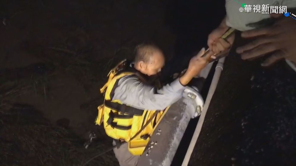 溪水暴漲!釣魚翁困沙洲 警消繩索救援