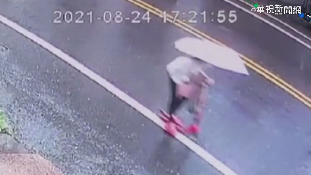 小朋友雨中騎滑板車過馬路 險象環生!