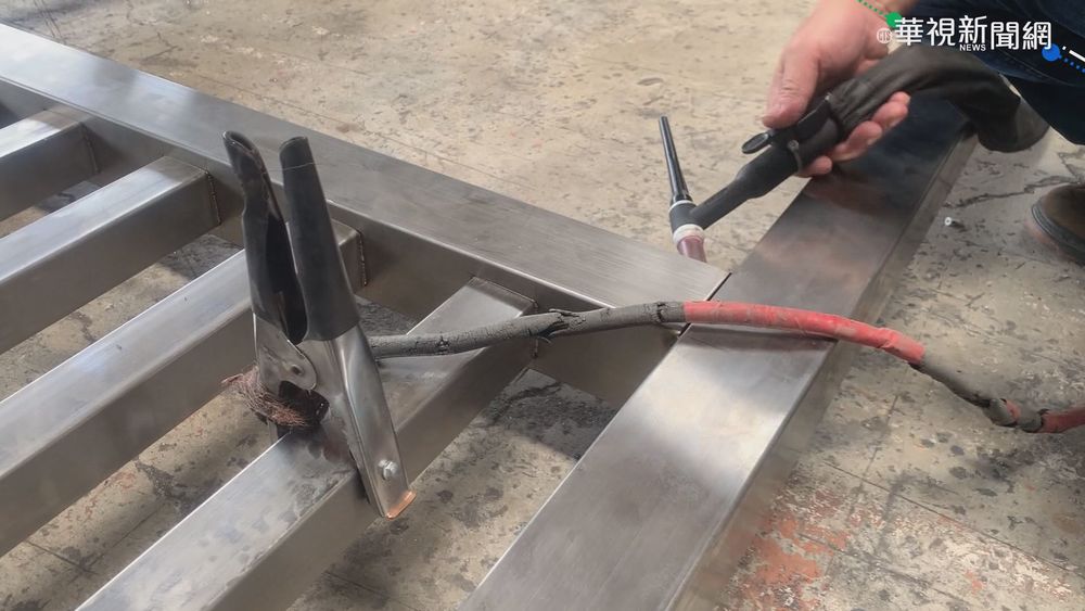 疑操作電銲觸電 獨居男赤腳倒地亡