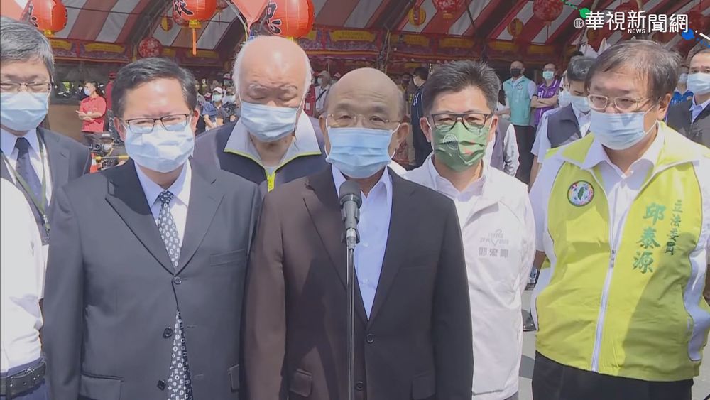 輕拍鄭文燦肩膀 蘇揆讚很好的人才