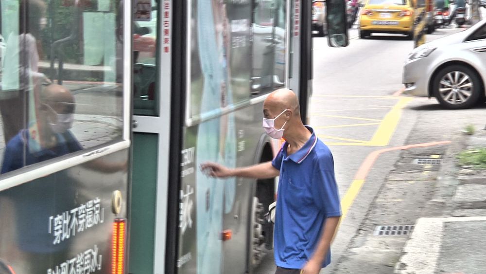 疫情重創雙北公車 載客量慘剩3成8