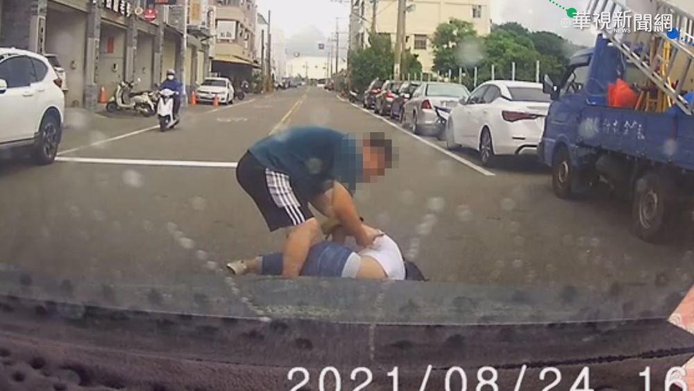 製造假車禍? 女"衝馬路"遭轎車撞飛