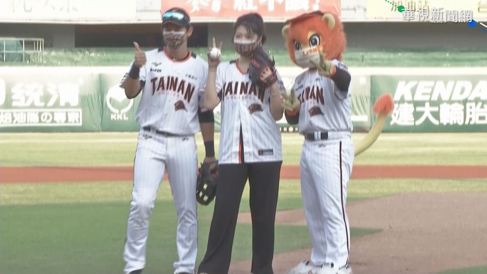 金曲歌后曹雅雯 登中職開球處女秀