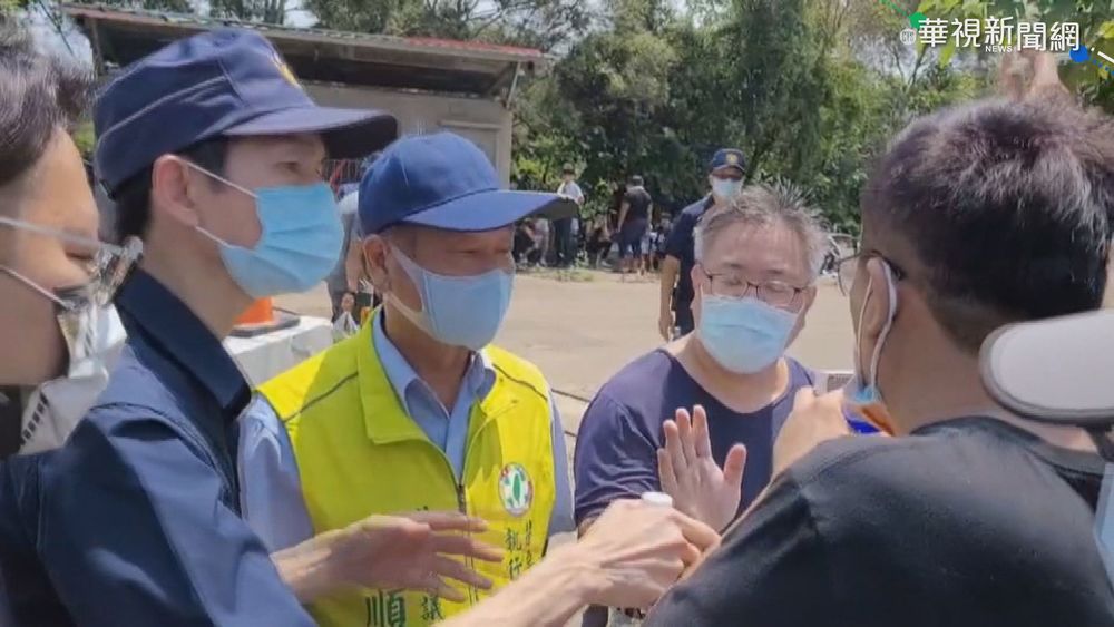 掩埋場入口路障引爭議 百警到場戒備