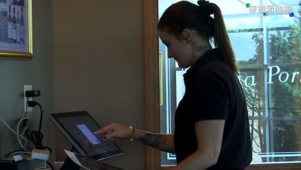 美國女服務生收高額小費 巧合續前緣