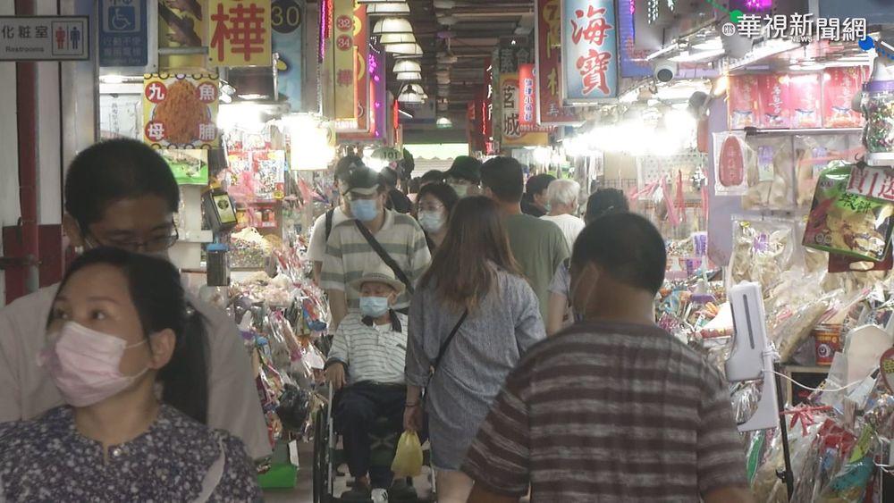 旗津暑假尾聲湧人潮 高市府加強疏導