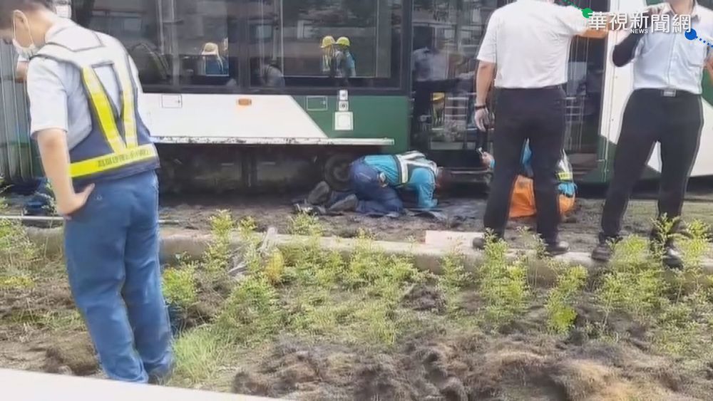 草皮捲入! 高雄輕軌車頭偏離幸無人傷