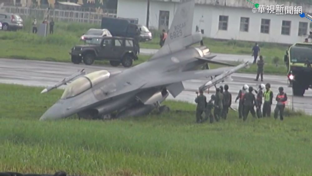 F16降落衝出跑道 機鼻"插進草皮"