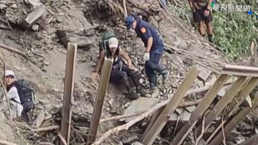 武界林道嚴重坍塌 警冒險搶救登山客
