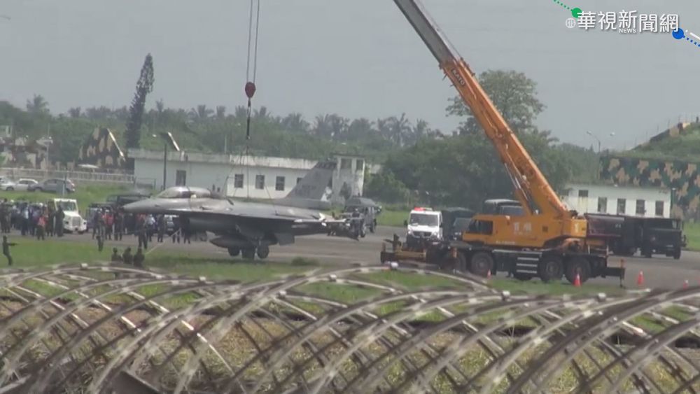 F-16V降落衝出跑道 機鼻"插進土裡"