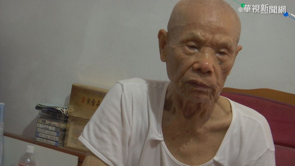 9旬翁抱不動8旬妻 4暖警合力幫忙