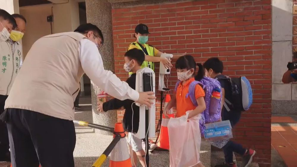 開學緊盯防疫 宜蘭國小贈學子折疊扇