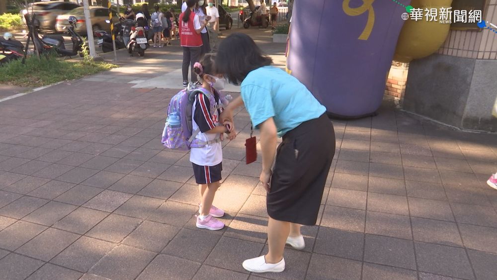 開學了!家長禁入 小一生黏TT緊抱媽媽