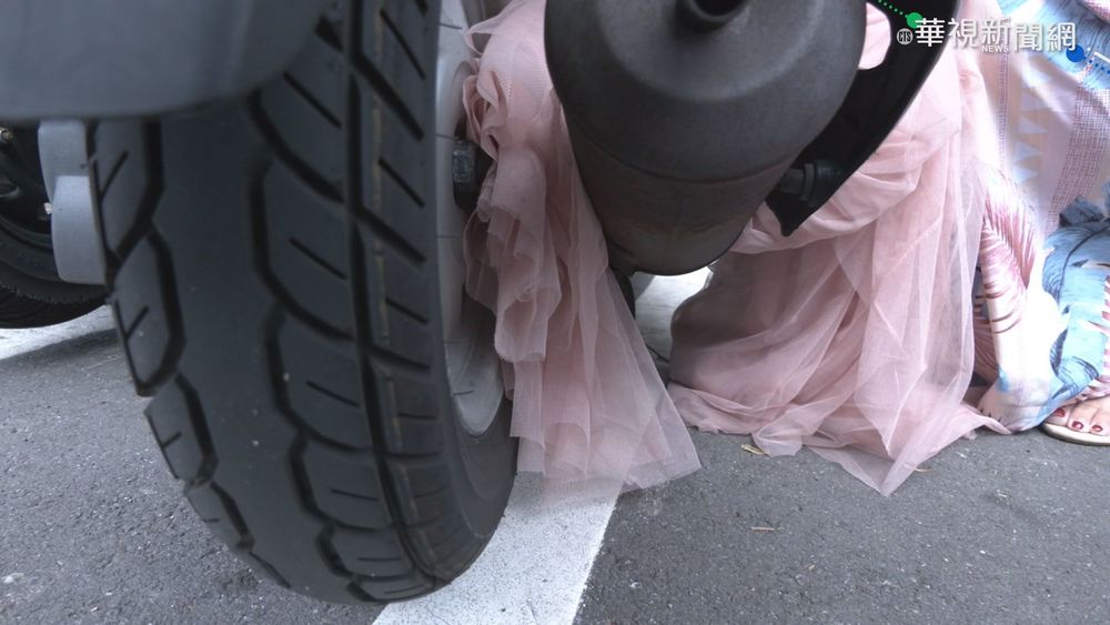 女騎士裙襬捲後車輪! 外送員暖心相救