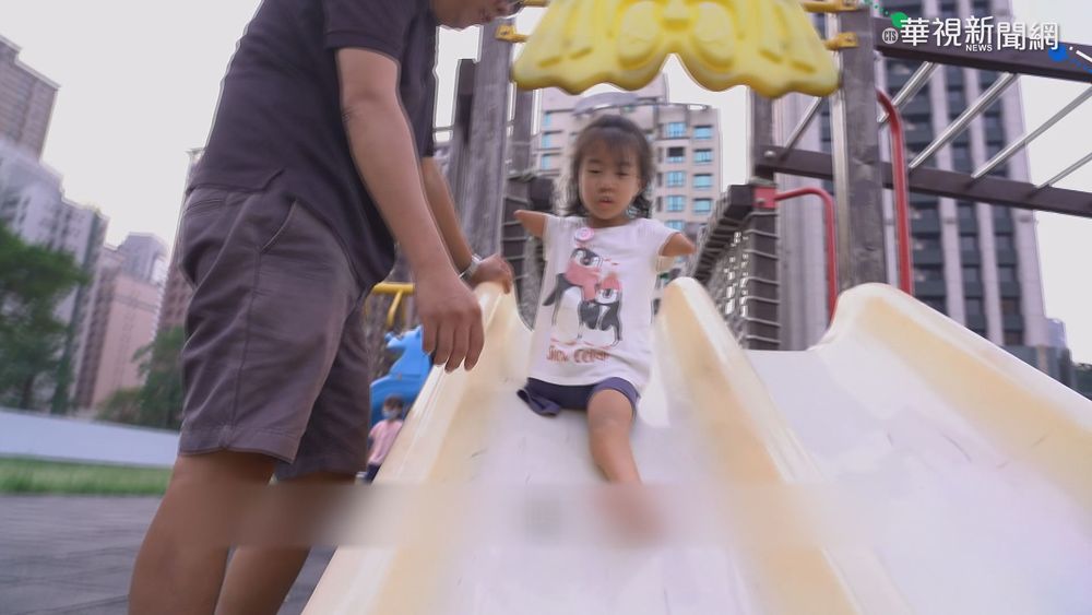 "單腳天使"又立開學了! 換新義肢進教室