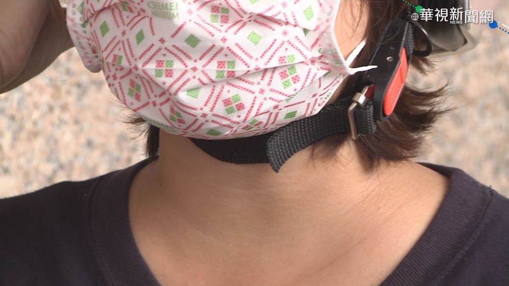 安全帽繫帶過鬆 婦人撞車勒脖險窒息