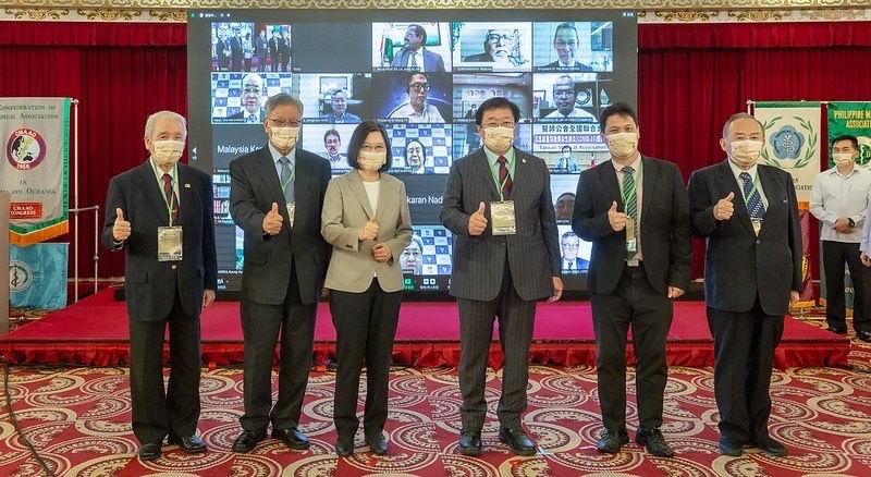 邱泰源接任亞大醫師會會長 總統蔡英文出席祝賀