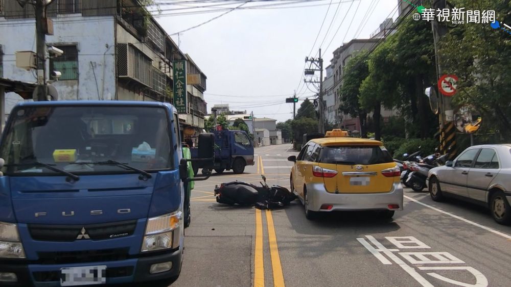 貨車轉彎未禮讓 騎士煞不住彈飛撞小黃
