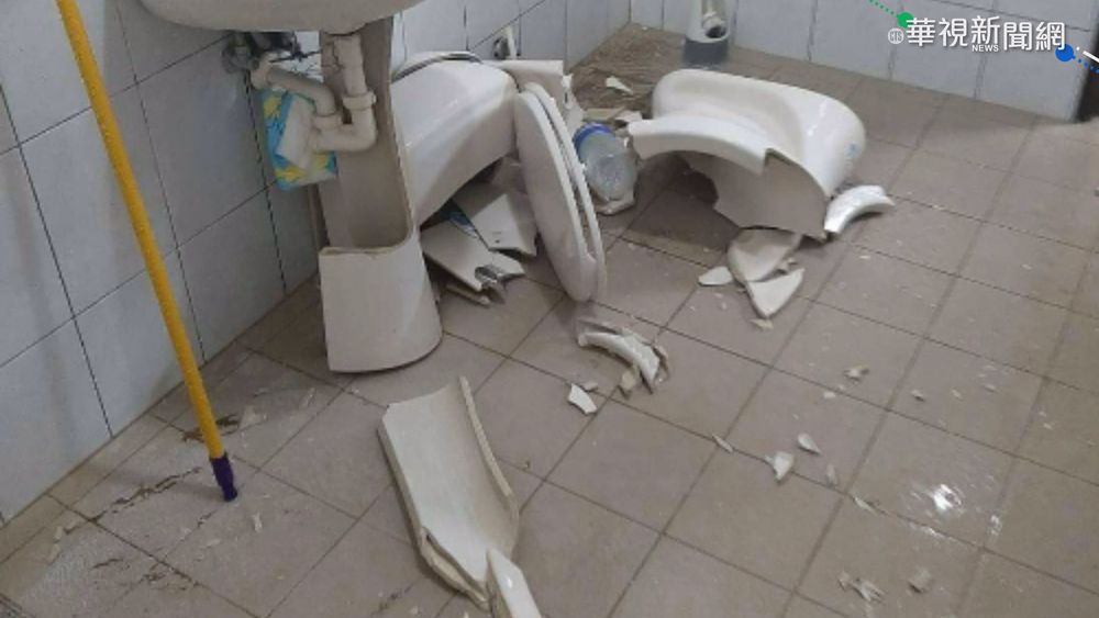 想擦天花板 女站馬桶"瞬間碎裂"遭割傷