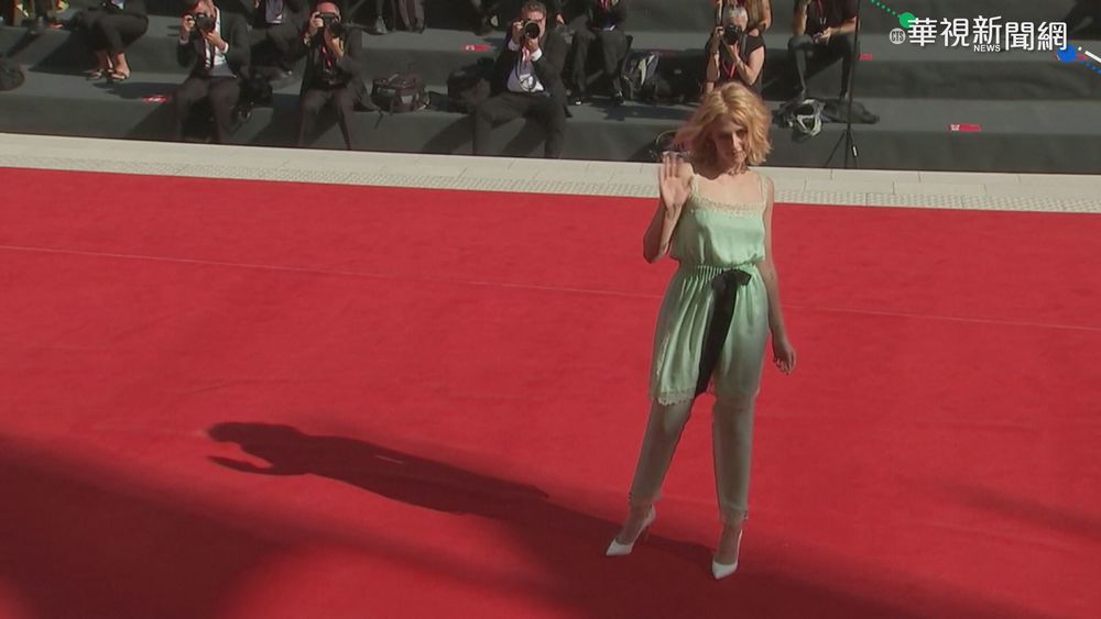 暮光女飾演戴妃 威尼斯影展亮麗現身