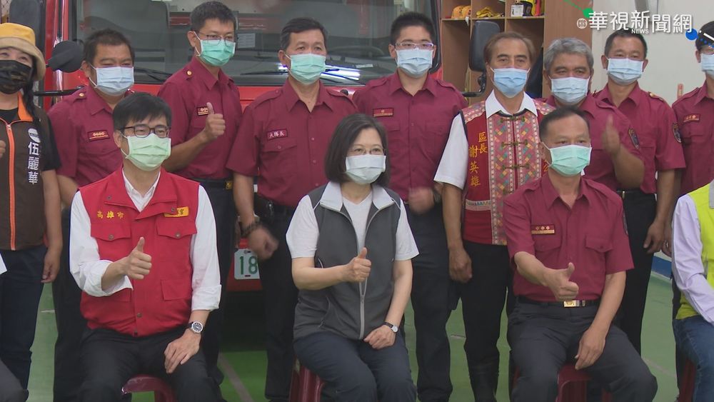 總統赴高雄 視察便道搶修慰勞搜救隊