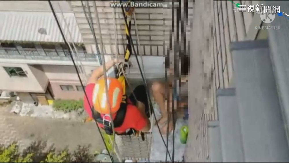 8旬婦困6樓外遭蜂螫 救難員吊掛搶救