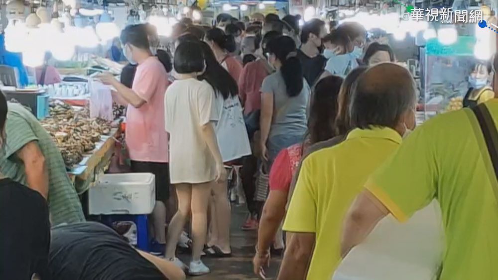 觀光漁市湧人潮 數十人喊價擠成一團