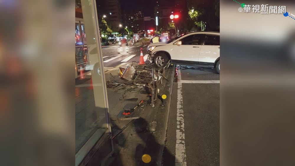 派出所前突失控 休旅車撞公車候車亭