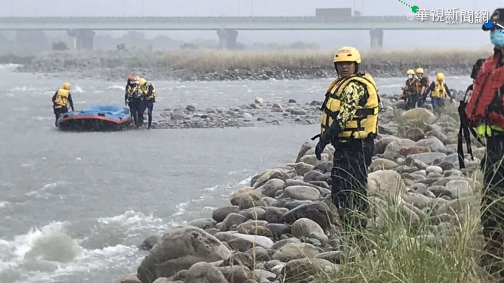 發電廠放水大甲溪暴漲 父子受困沙洲