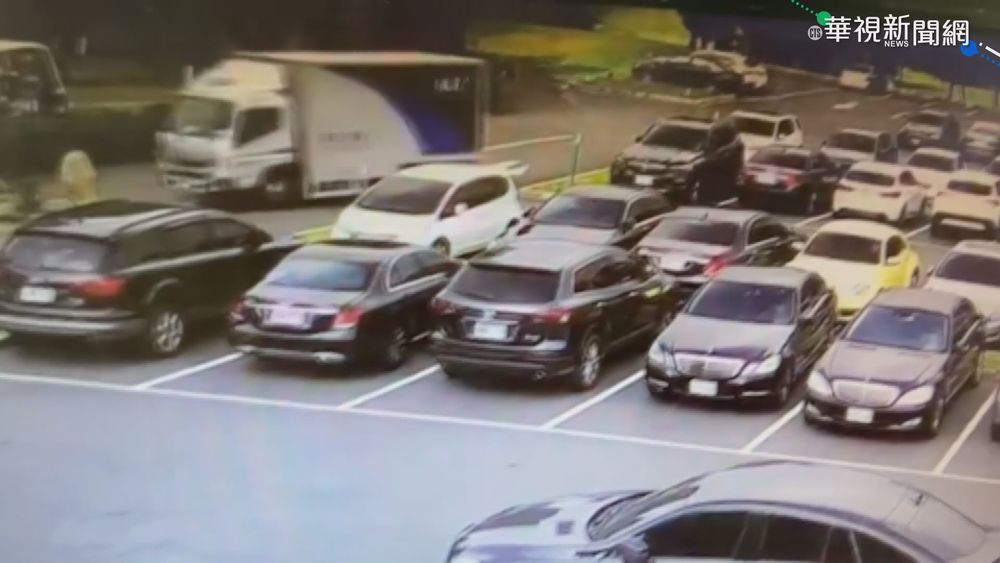 忘拉手煞車倒退嚕 貨車連撞2轎車