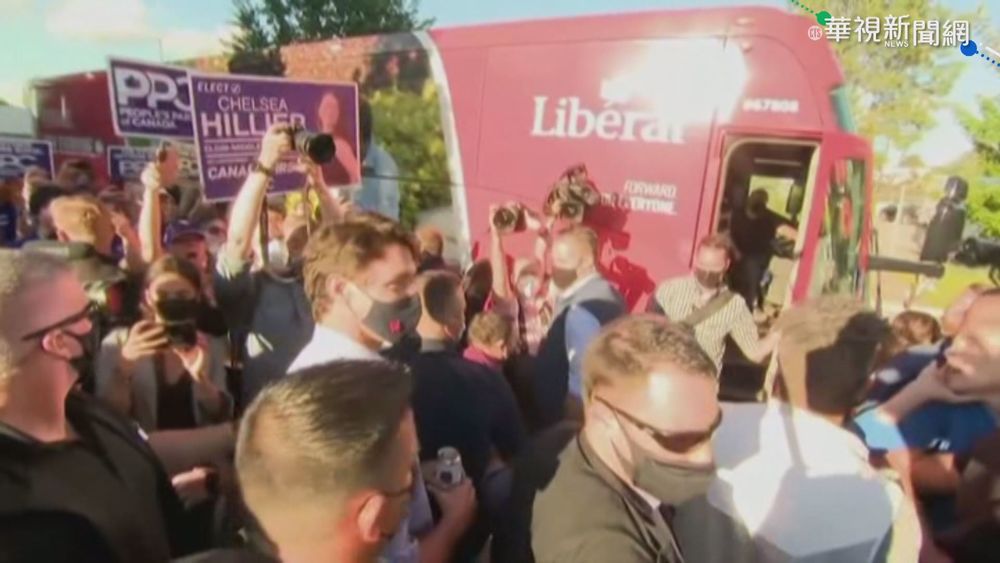 加拿大總理杜魯道掃街拜票 遭丟碎石