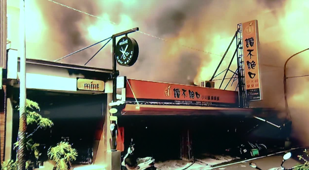 小火鍋店濃煙爆炸 火勢延燒4店面