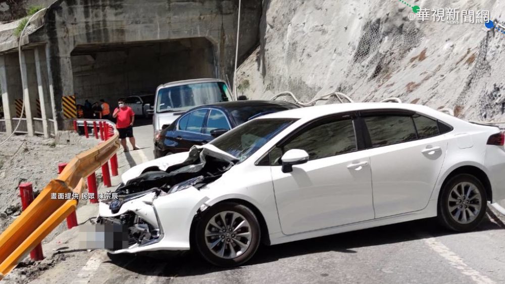 中橫吊車翻覆 撞擊小客車2命危