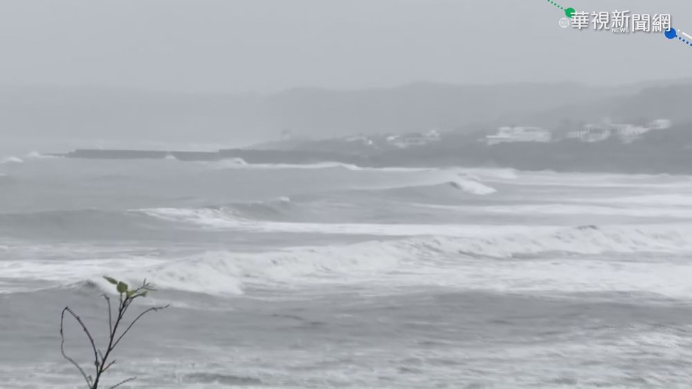 恆春沿海現長浪 衝浪店門窗貼膠帶防颱