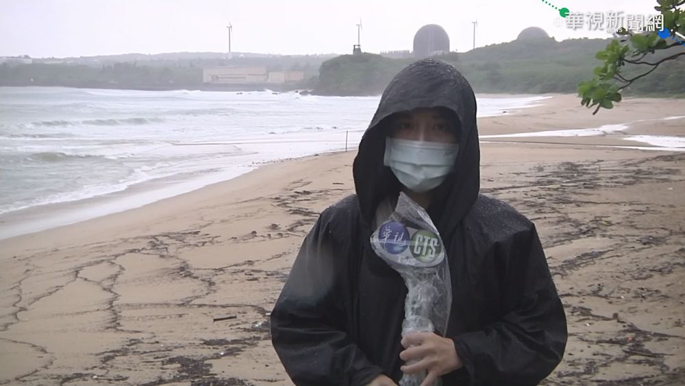 颱風襲墾丁南灣捲長浪 海巡加強巡視