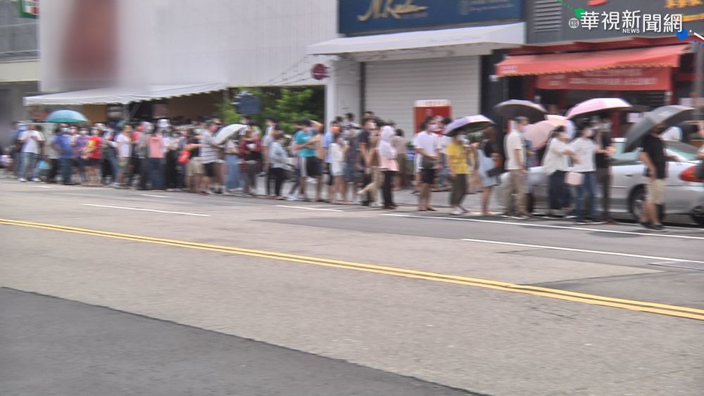 上百人排隊搶買蛋黃酥 無視社交距離