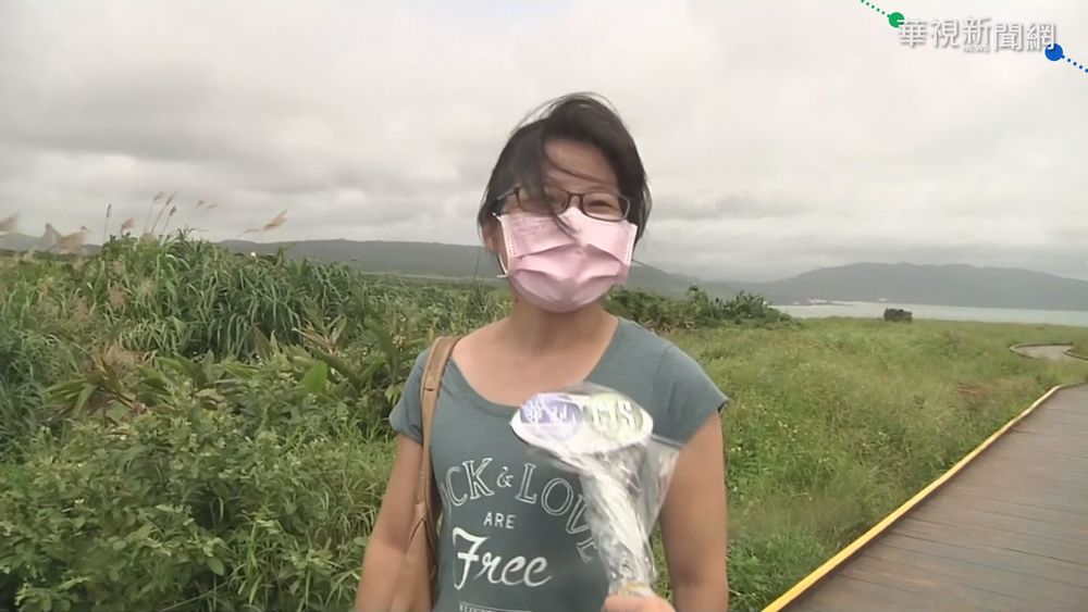 龍磐公園風勢驚人 零星遊客觀景拍照