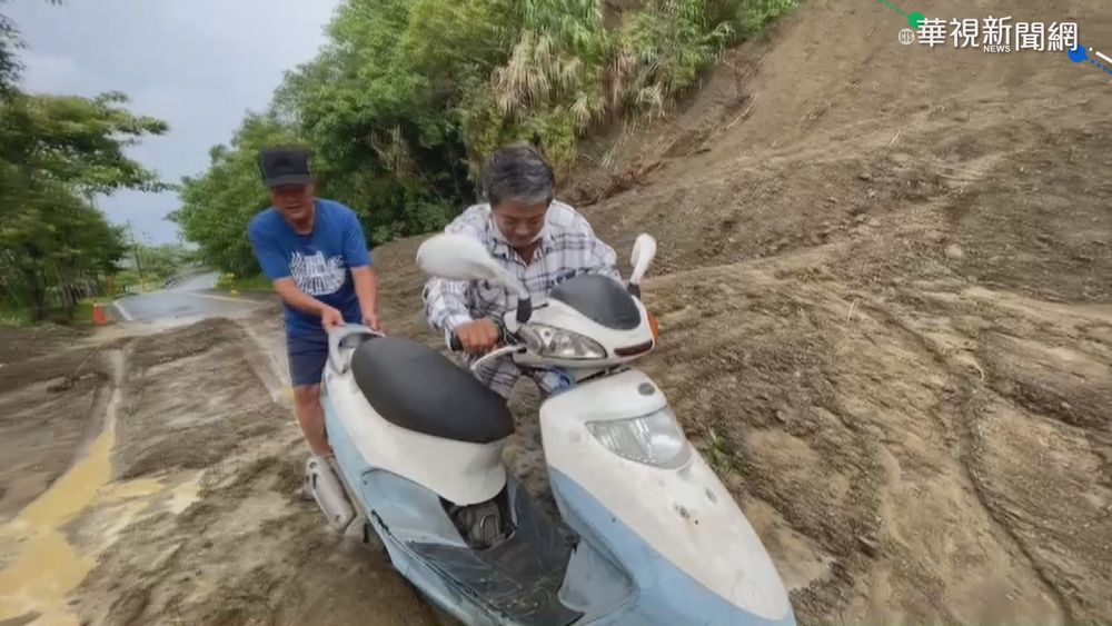 花蓮193縣道土石崩落 機車陷泥流受困