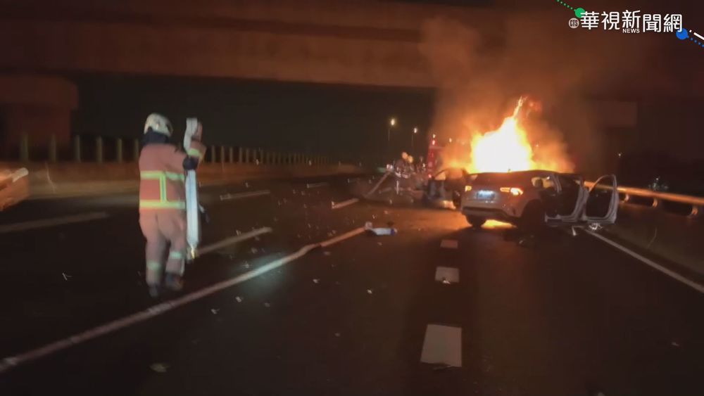 國3轎車自撞再被追撞 起火燃燒2人傷