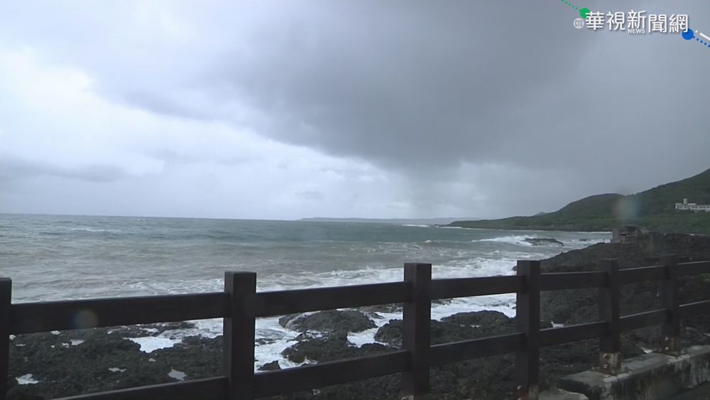 墾丁清晨下起陣雨刮風 遊客船帆石觀浪