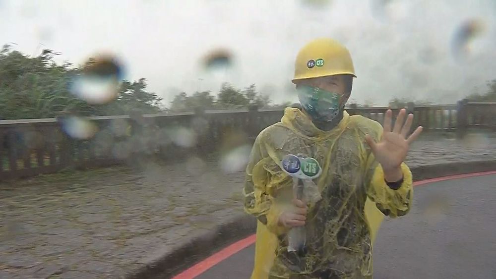 璨樹暴風圈籠罩北台 陽明山雨勢大