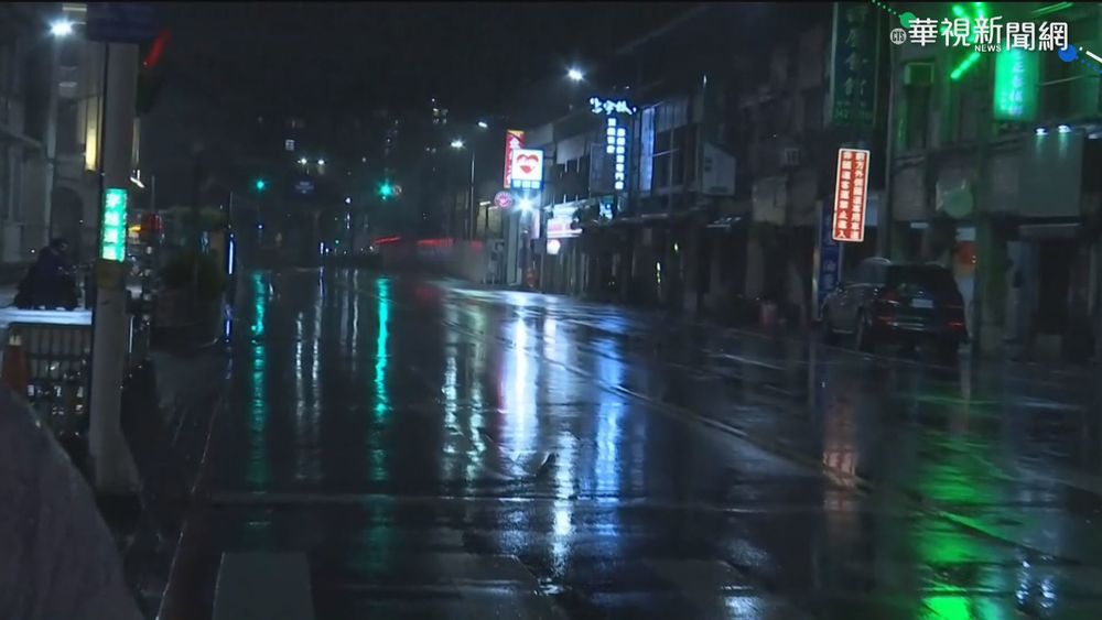 深夜基隆街頭空盪盪 仍有間歇雨勢