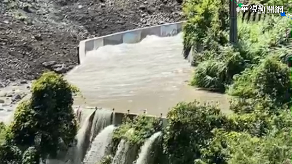 尖石秀巒國小後山坍方 學生逃離避難