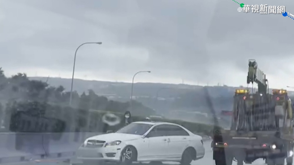 小心颱風尾! 大雨狂炸 國道轎車打滑自撞