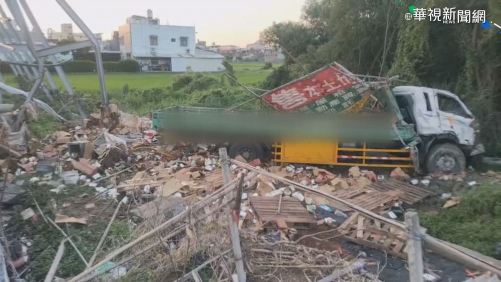 銅鑼交流道貨車撞機車 摔坡崁2命危