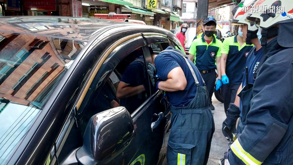 下車鑰匙忘拿! 粗心媽意外反鎖小孩