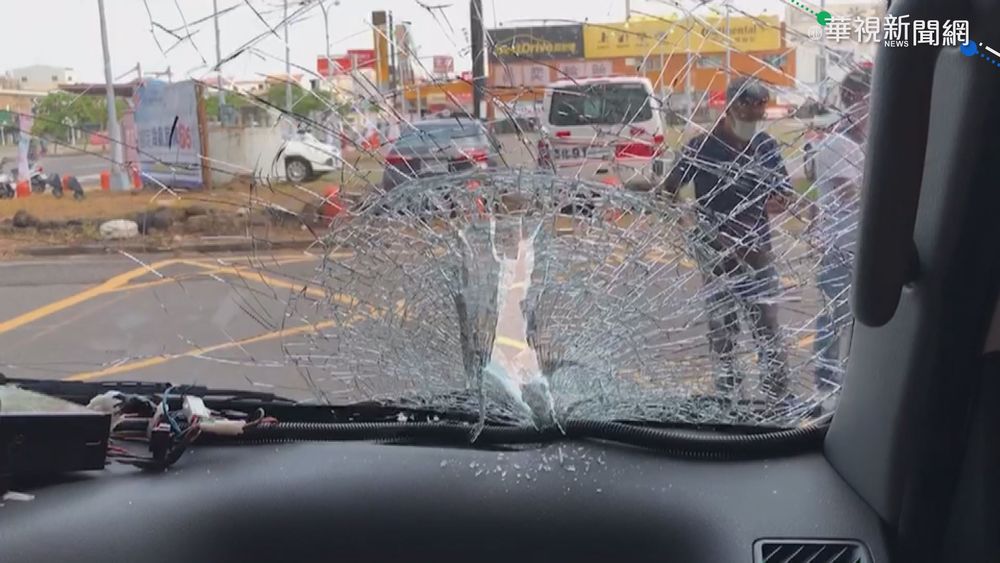 悚! 聯結車噴出插銷 險擊落消防車